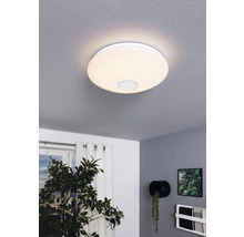 Modern vardagsrumsscen med monterad LED-taklampa