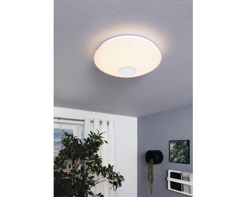 Modern vardagsrumsscen med monterad LED-taklampa