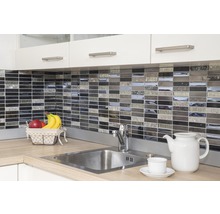 Diskho med mosaikkakel och köksredskap