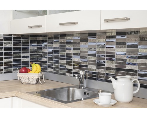 Diskho med mosaikkakel och köksredskap