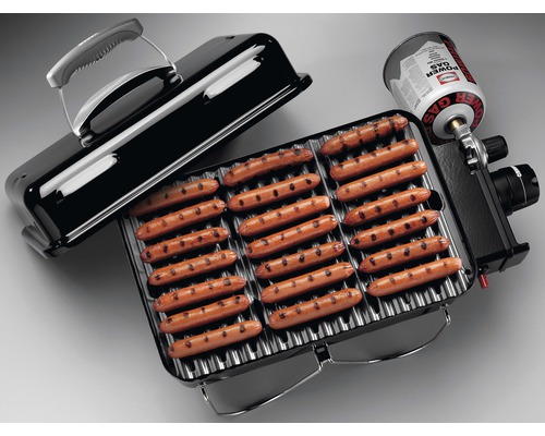 Bärbar gasgrill med korvar och gaspatron