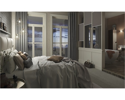 Sovrum med säng, fönster och badrum i bakgrunden