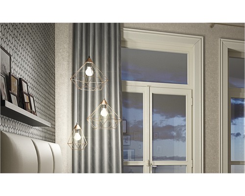 Modern inredning med pendellampor, tapeter och fönster för ett ljust rumsintryck.