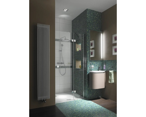 Badrum med dusch, handfat och radiator