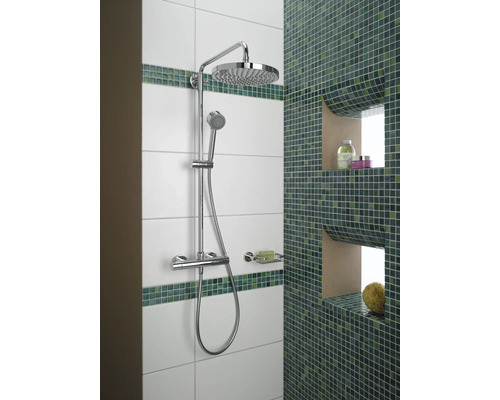Badrum med duscharmatur och mosaikplattor