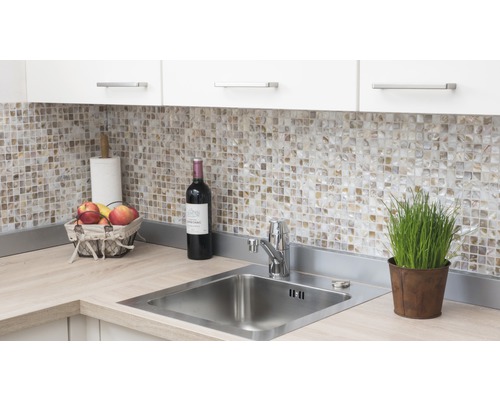 Diskho med blandare, kakel, vinflaska och dekoration