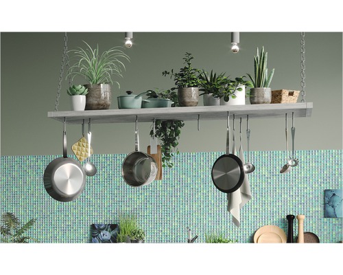 Köksscen med hängande kastrullhylla, kastruller, växter och köksredskap