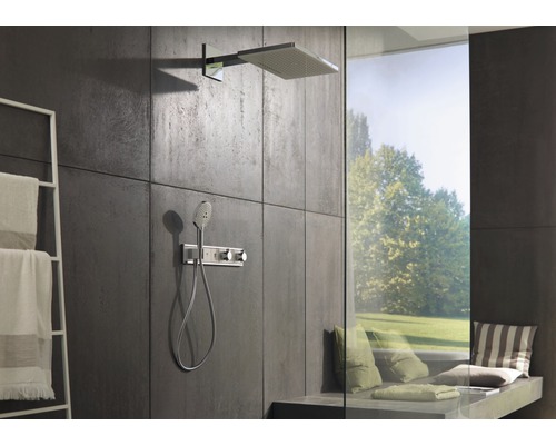 Badrum med takdusch, handdusch och handdukshållare