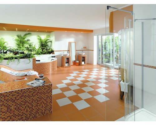 Ljust badrum med badkar, dusch, handfat och schackrutigt kakel