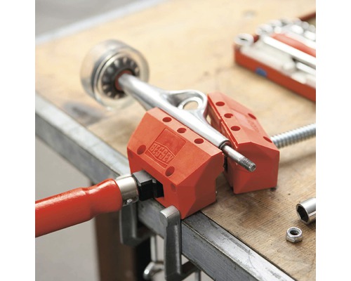 BESSEY vinkelklämma med arbetsstycke på arbetsbänk