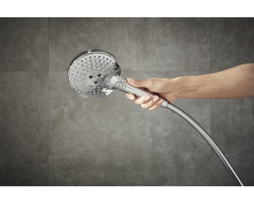 Handdusch med duschslang hålls i handen