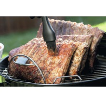 Fläsk revben penslas på en grill