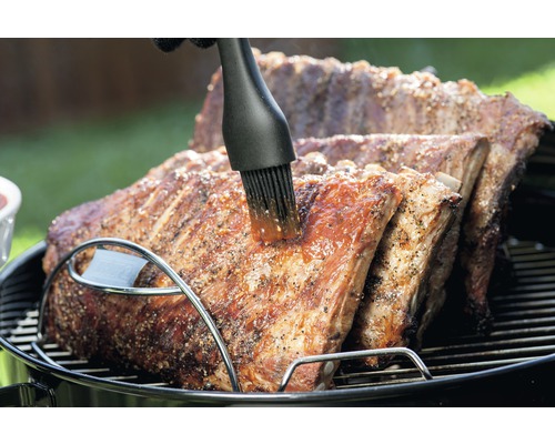 Fläsk revben penslas på en grill