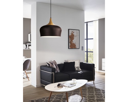 Vardagsrum i modern stil med pendellampa, soffa och soffbord