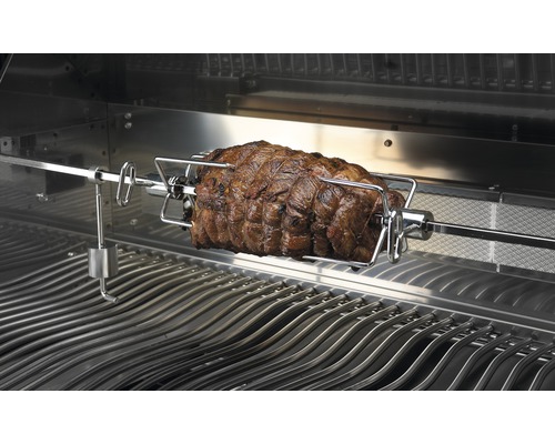 Stek på ett grillspett i grillen