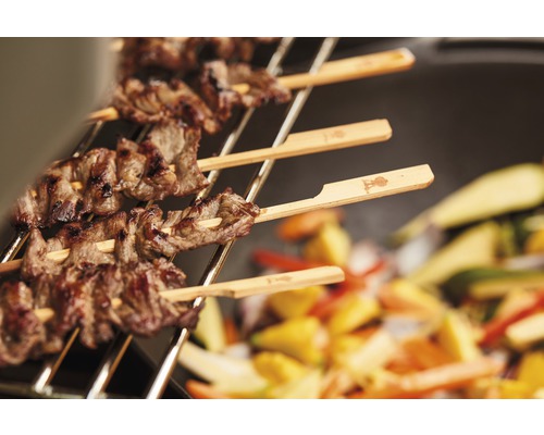 Köttspett tillagade på grillen med Weber logotyp på träspetten