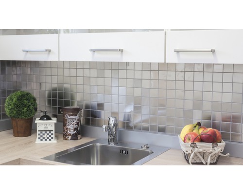 Köksscen med diskho, kran, kakel och dekorationer