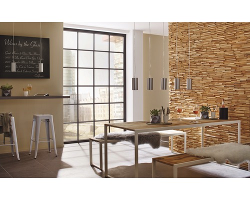 Matsal med matbord, bänkar, pendellampor och väggpanel i trä