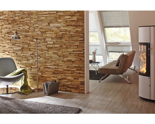 Vardagsrum med trävägg, lampa, fåtölj och kamin