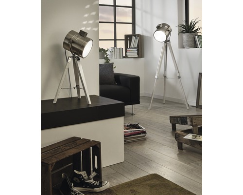 EGLO Golvlampa Upstreet vit nickel 98 cm Två golvlampor i strålkastardesign med stativ i ett vardagsrum.
