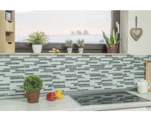 Köksscen med mosaikvägg, krukväxter och grönsaker