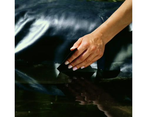 En person reparerar en dammduk med ett reparationssats.