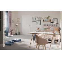 Ljust sovrum med säng, skrivbord och sittkuddar