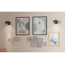 Väggdekoration med bilder, fotoramar, vägglampor och bokstäver