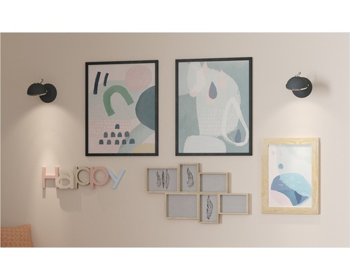 Väggdekoration med bilder, fotoramar, vägglampor och bokstäver