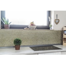 Köksscen med mosaikkakelvägg och dekorationer