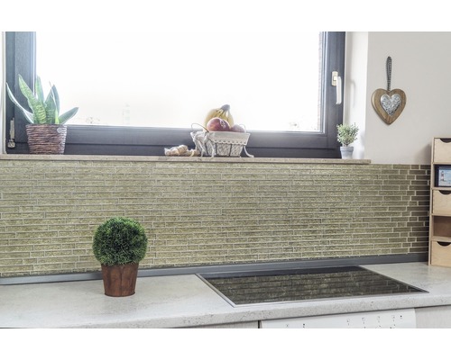 Köksscen med mosaikkakelvägg och dekorationer