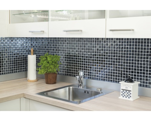 Diskho med blandare, kakel, örtkruka, pappershanddukshållare och kaffekvarn på en köksbänk