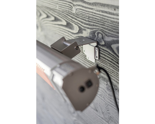 Närbild av en väggmonterad terrassvärmare med fäste