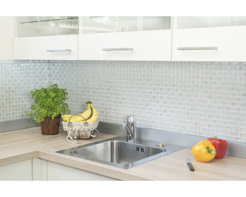 Köksscen med diskho, kran, mosaikplattor och matvaror