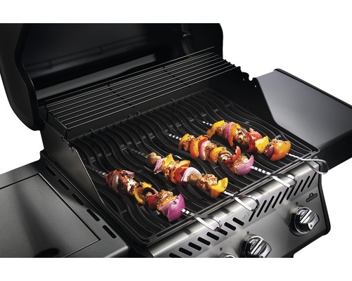 Grill med grönsaksspett på grillgallret
