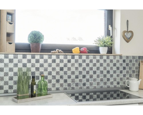 Köksscen med mosaikvägg, dekoration och spishäll