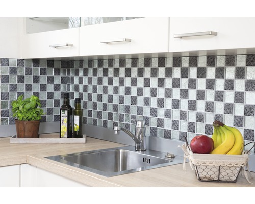 Köksscen med mosaikplattor, diskho och matvaror