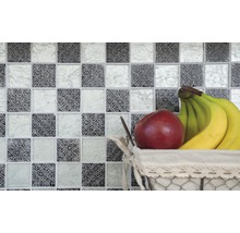 Mosaikplattor med geometriska mönster i ett schackbrädesmönster