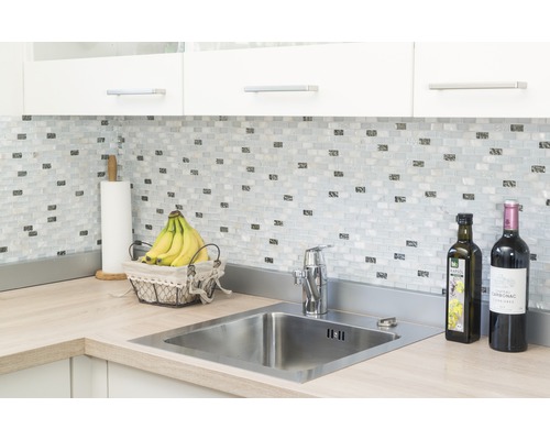 Köksscen med diskho, kran, mosaikplattor och bänkskiva