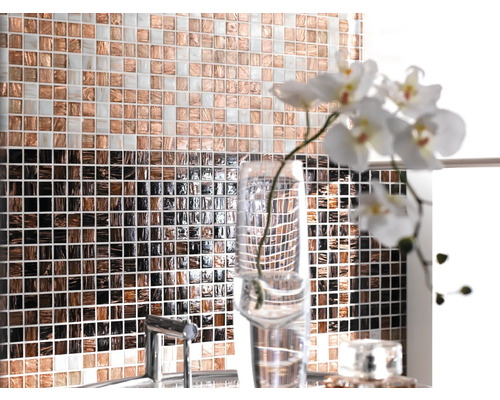 Väggdekoration med mosaikplattor och blomvas