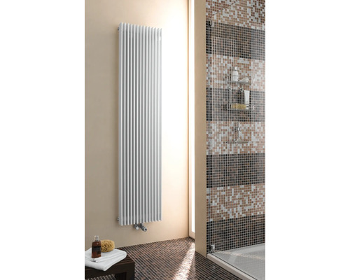 Badrum med handdukstork, dusch och mosaikplattor