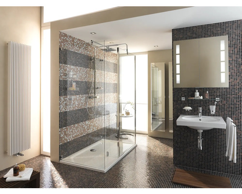 Ljust badrum med dusch, tvättställ, spegel och radiator