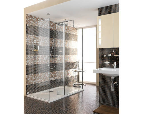 Modernt badrum med duschkabin, mosaikplattor och tvättställ