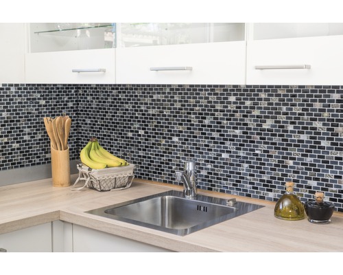 Diskho i kök med mosaikvägg och köksredskap