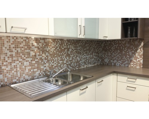 Diskho med mosaikplattor på väggen