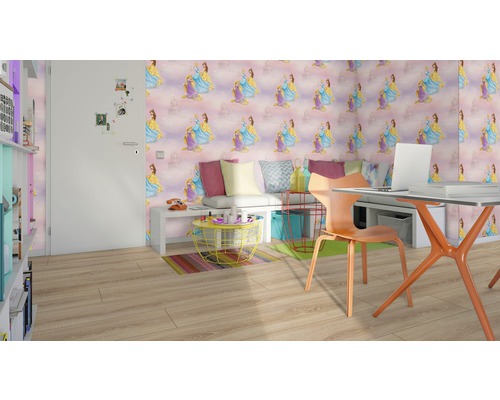 Barnrum med tapet med prinsessmotiv, skrivbord och sittplatser
