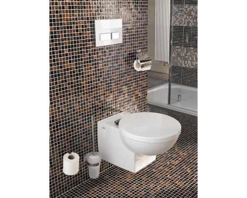 Modernt badrum med vägghängd toalett, mosaikplattor och dusch