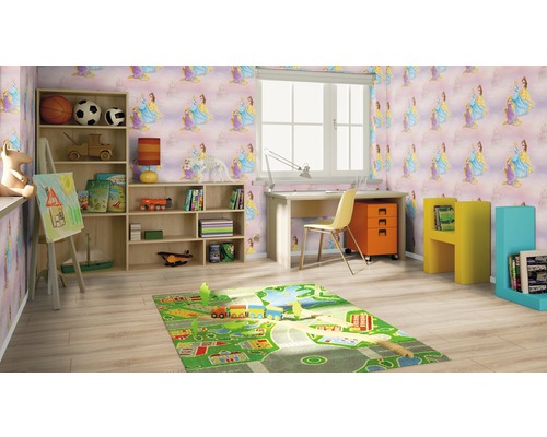 Barnrum med mönstrad tapet, hylla, skrivbord och lekmatta