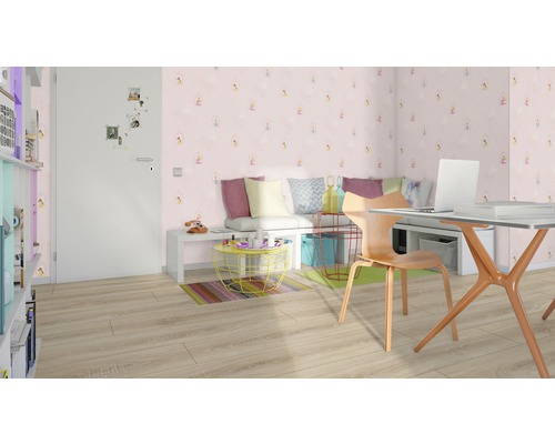 Ljust arbetsrum med skrivbord, stol och rosa tapet med älvmotiv