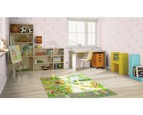 Barnrum med skrivbord, hyllor och lekmatta